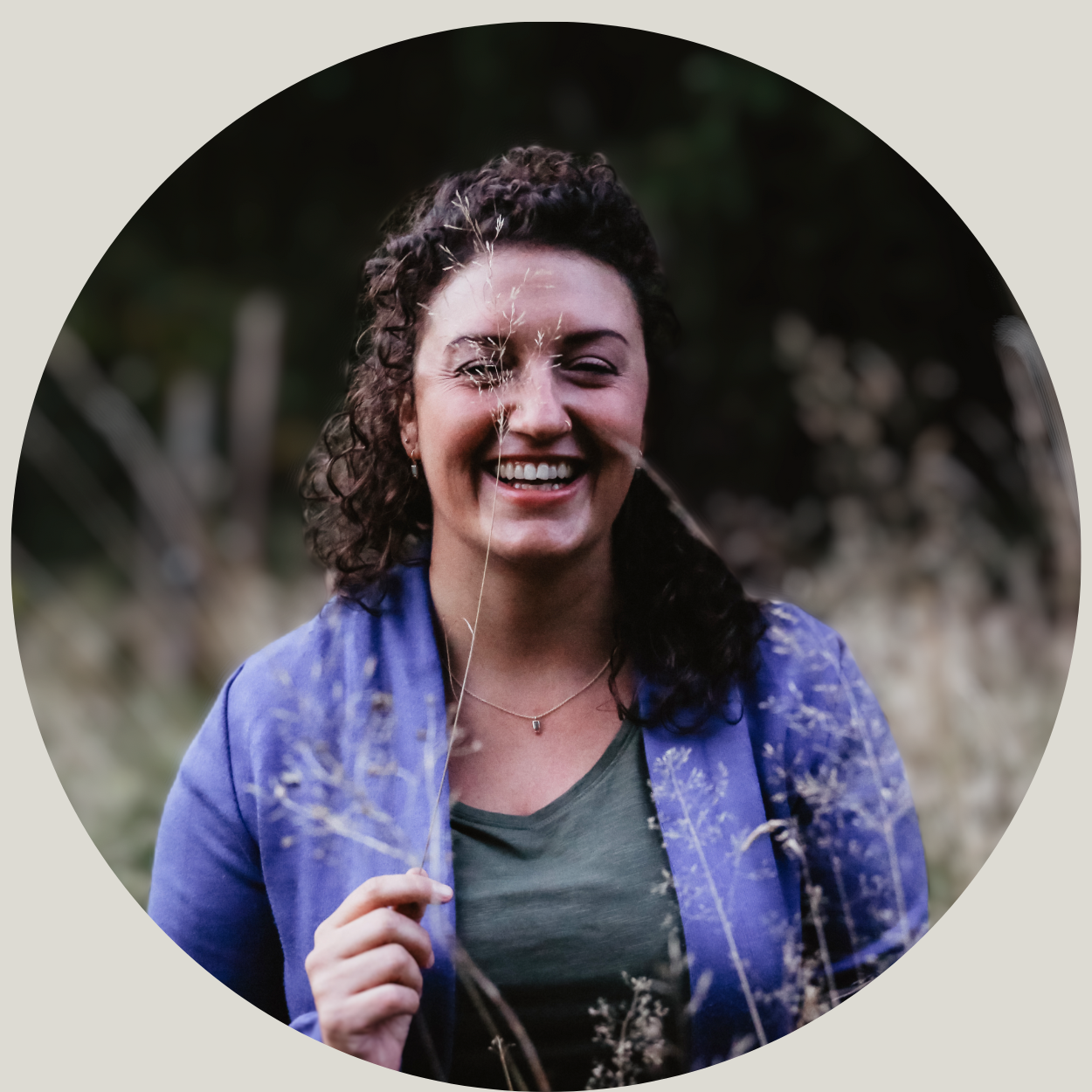 Julia Kollmann Titelbild, Lachende Frau mit Blume in der Hand